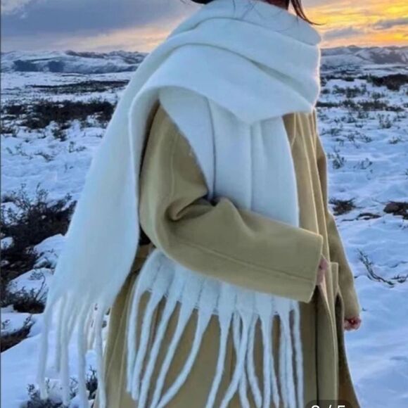 Solid oversized white bohemian Scarf, Winter Wool Knitted Thick Fringed Shawl - Picture 3 of 3